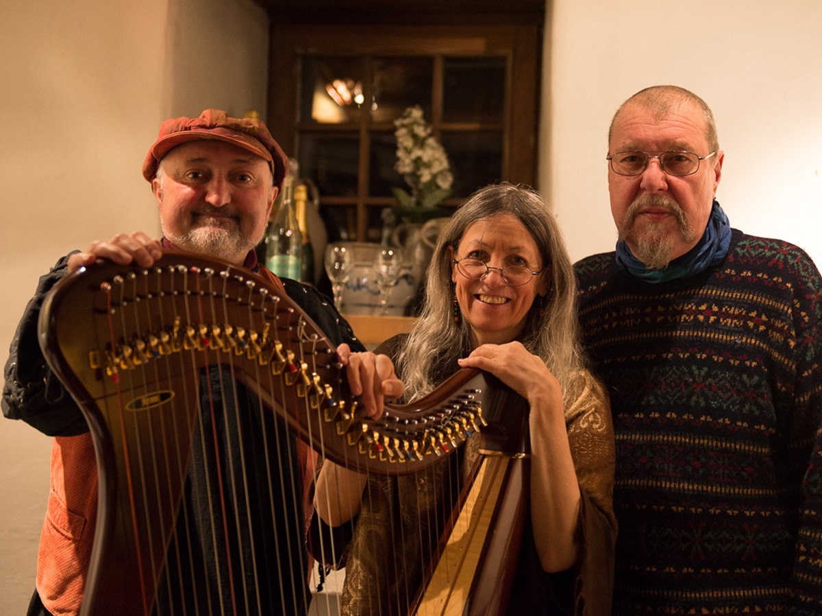 Die Geschichten und M�rchen werden musikalisch vom Shamrock Duo umrahmt und durch Bildprojektionen von Rolf Henrici erg�nzt. (Foto: Veranstalter)