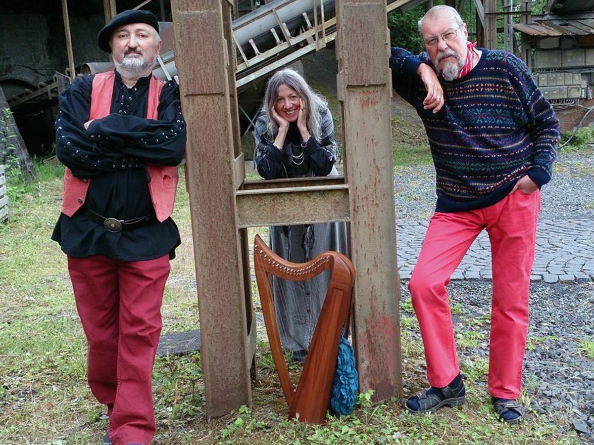 Das Shamrock-Duo umrahmt die Lesug musikalisch. (Foto: Veranstalter)