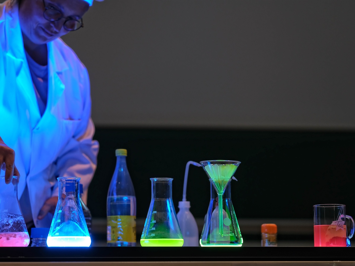 Bei der Weihnachtsvorlesung geht es richtig bunt zu. (Foto: Uni Siegen)