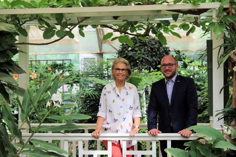 Benjamin Greschner mit Frstin Gabriela zu Sayn-Wittgenstein im Garten der Schmetterlinge. Foto: privat