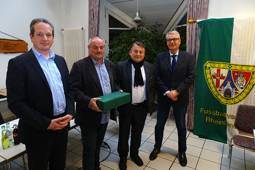 DFB-Ehrenamtspreistrger 2019  im Fuballkreis Westerwald/Sieg ist Achim Hrter, Mschenbach (2.v.l.) Fotos: Willi Simon 