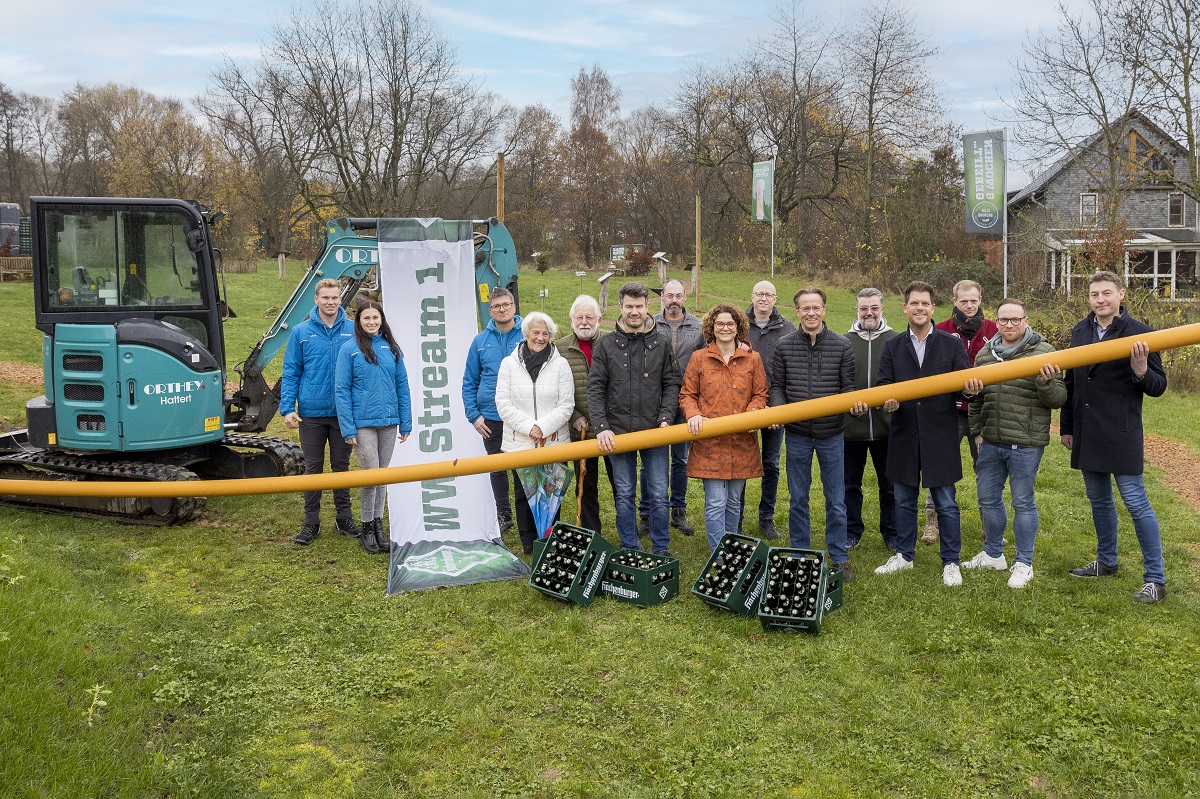 Von rechts: Projektleiter Maik Grn und Florian Wisser, Sergej Kelm, Brauereichef Jens Geimer, Christoph Leyendecker, Marco Drner, Gabriele Greis, Alexander Schtz, Stefan Leukel, Andreas und Mechthild Weishar, Thomas Orthey nebst Tochter Alina und Sohn Jan Philipp. (Foto: Westerwald-Brauerei)