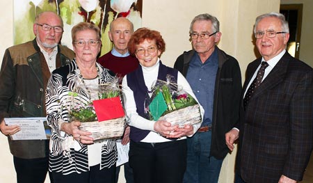 Vorsitzender Gisbert Weber (rechts) bedankte sich bei den langjhrigen Mitgliedern fr ihre Treue zum Verein. Foto: anna