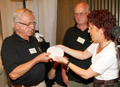 Gisbert Weber (links) nahm die Eichendorff-Plakette aus Hnden der Vizeprsidentin der SGD Nord Monika Weber entgegen. Fotos: anna