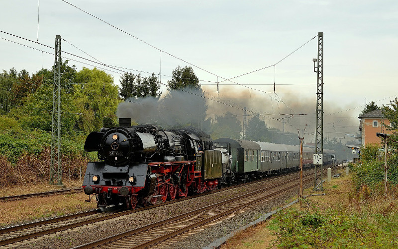 Die Eisenbahnfreunde Treysa laden zur Fahrt mit der historischen Schnellzugdampflok. Foto: Privat