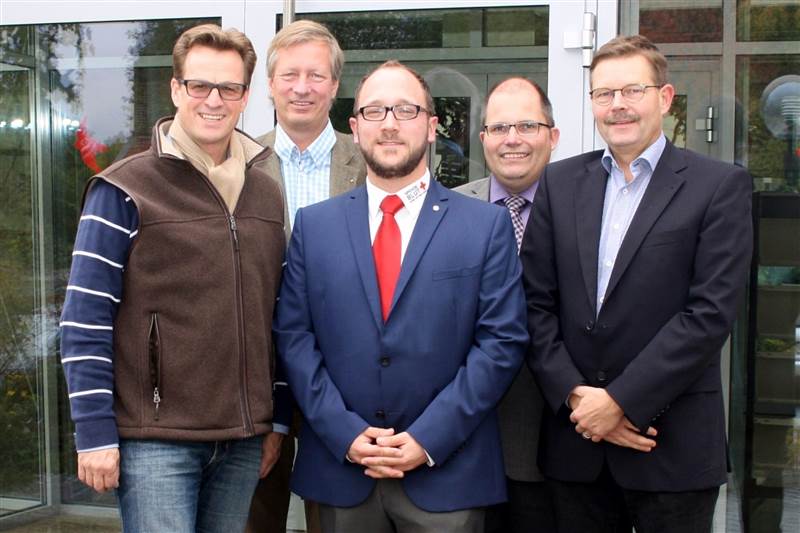 Von links: Startenor Johannes Kalpers, Jan-Christian Kuhr (kfm. Geschftsfhrer Blutspendedienst), Benjamin Greschner (Referent fr ffentlichkeitsarbeit), Jrg Backhaus (Leiter ffentlichkeitsarbeit) und Dr. Andreas Opitz (med. Geschftsfhrer Blutspendedienst). 