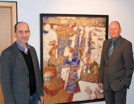 Marktbereichsleiter Stephan Zorn (rechts) von der Westerwald Bank und Stefan Hausmann prsentieren die Ausstellung Von Klang der Farbe in der Galerie der Bank in Hachenburg. (Foto: Westerwald Bank eG)
