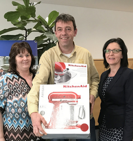 Guido Schrder und Sonja Kohlhaas (links) aus Hchstenbach freuten sich ber die neue Kchenmaschine, die Manuela Treiber (rechts) von der Westerwald Bank in Hachenburg bergab. (Foto: Westerwald Bank) 