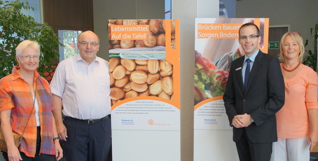 Prsentieren die aktuelle Ausstellung in der Westerwald Bank: (von links) Ingeborg Klein und Theophil Friedrich (ehrenamtliche Teamkoordinatoren in der Tafelausgabestelle Ransbach-Baumbach), Sebastian Heidrich (Westerwald Bank) und  Petra Strunk (Diakonisches Werk im Westerwaldkreis). (Foto: pr) 