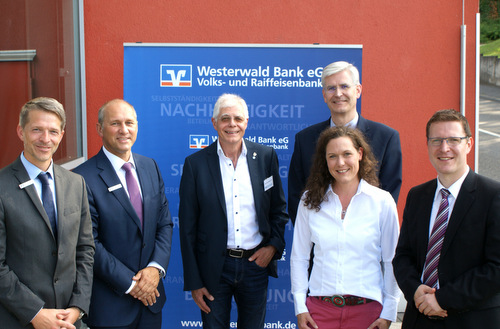 Die Akteure des 4. rzte- und Apothektertages der Westerwald Bank: (von links) Torsten Gerhardt und Frank Schmidt (Westerwald Bank), Dr. Michael Fink (Landesrztekammer), Professor Dr. Andreas Schwarting (Acura Rheumaklinik), Lara Bumer (Praxisstark GbR) und Jrg Metternich (Westerwald Bank). (Foto: Westerwald Bank) 