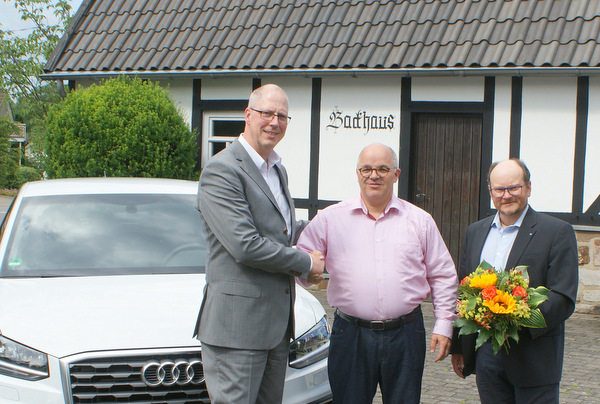 Wilfried Brdgen (Mitte) aus Birnbach landete einen Volltreffer beim Gewinnsparen. Wilhelm Hser (links) und Oliver Edinger von der Westerwald Bank gratulierten. (Foto: Westerwald Bank)  