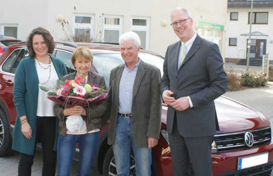 Gratulation zum Neuwagen: (von links) Kundenberaterin Michaela Hahn, Karin und Wigbert Buhr sowie Wilhelm Hser, Vorstandssprecher der Westerwald Bank. (Foto: Westerwald Bank) 