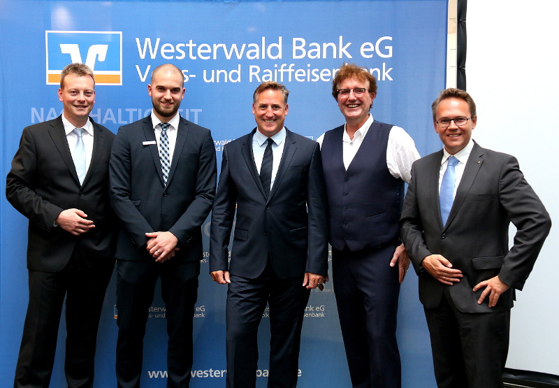 Von links: Michael Kopmann (DZ-Bank AG), Stefan Krmer (Spezialist Fondsfragen Westerwald Bank), Marco Schmitt (Finanzexperte der R+V-Luxemburg S.A.), Christoph Brske und Dr. Ralf Klbach (Vorstand Westerwald Bank). Foto: Privat