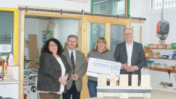 Diese Verbindung hat Tradition: Die Westerwald Bank untersttzt Neue Arbeit e. V.: (von links) Sandra Vohl, Josef Zolk, Stefanie Schneider und Wilhelm Hser. (Foto: Westerwald Bank) 