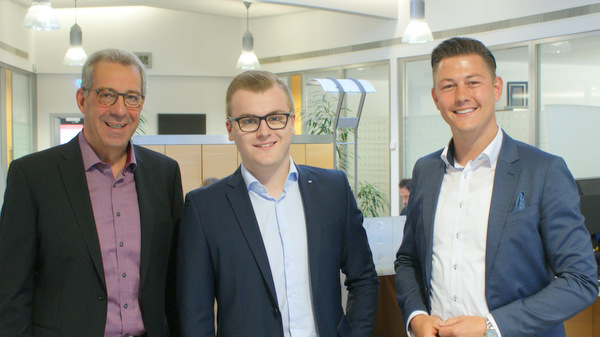 David Meier (Mitte) folgt auf Christian Bauer (rechts) als Leiter der Betzdorfer Geschftsstelle der Westerwald Bank. Georg Rdder (links) ist Marktbereichsleiter. (Foto: Westerwald Bank) 