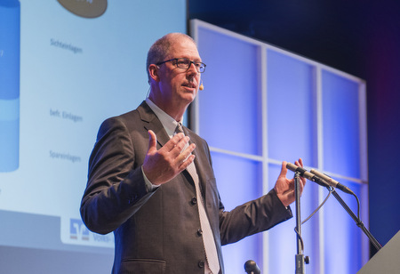 Vorstandssprecher Wilhelm Hser berichtete den Vertretern der Westerwald Bank von einer guten Geschftsentwicklung im Fusionsjahr 2017. (Foto: Westerwald Bank/Bianca Richter, Highlight Fotostudio) 