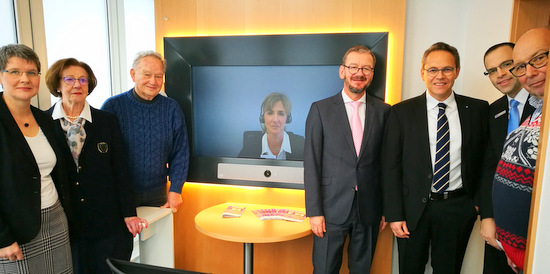 Vertreter der Westerwald Bank, der Ortsgemeinde, der Mitglieder und Kunden im Raum fr die Video-Beratung in Siershahn. (Foto: Westerwald Bank)