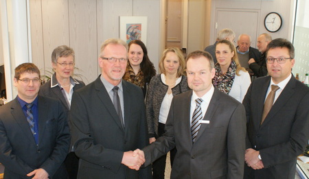 Gruppenbild mit altem und neuem Filialleiter: Albert Rdder (3. von links) gratuliert seinem Nachfolger als Leiter der Dattenfelder Geschftsstelle der Westerwald Bank, Thomas Weininger.  (Foto: Westerwald Bank)