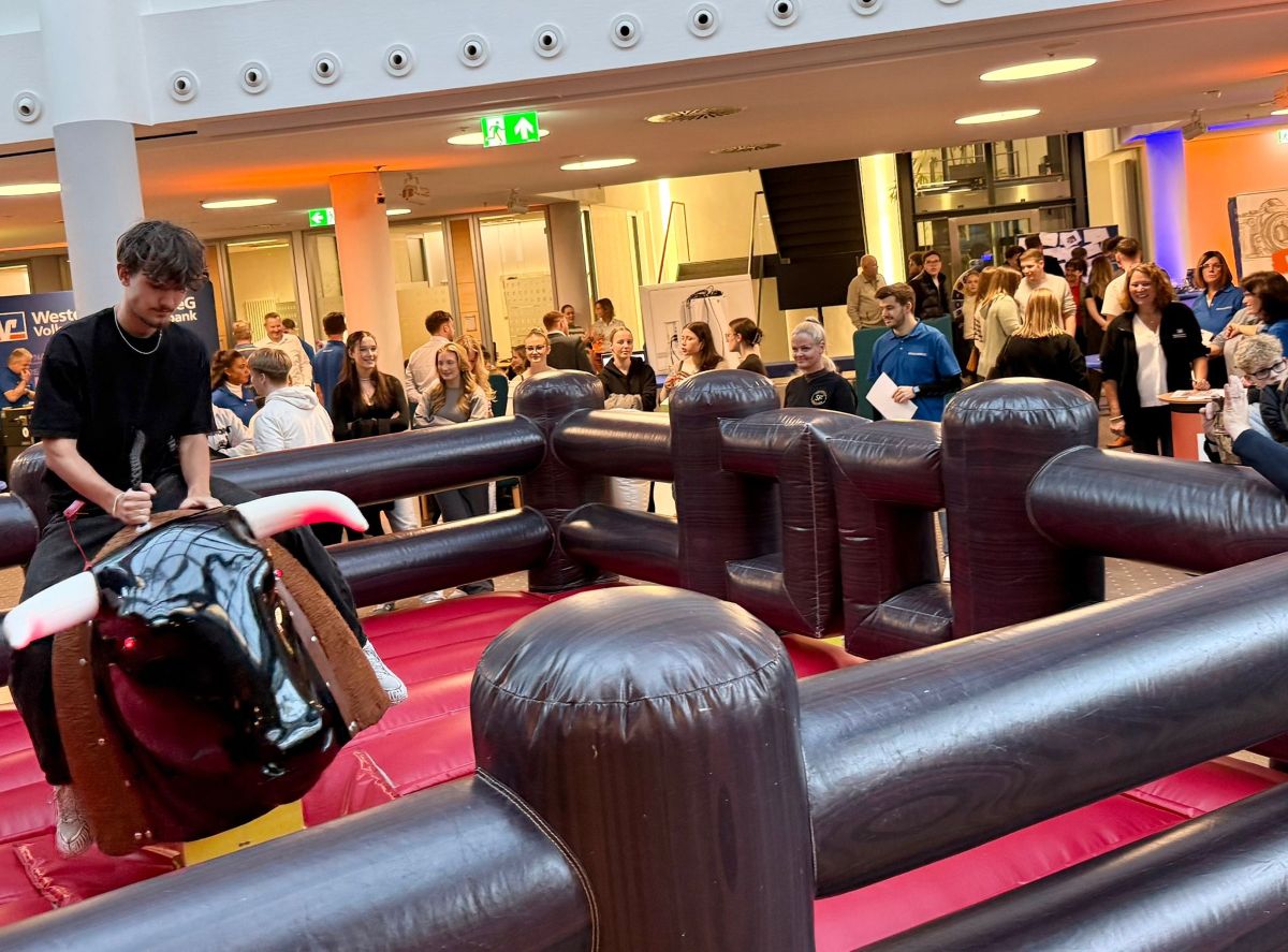 Das Bullenreiten war wohl die Hauptattraktion beim ersten „WeltAktienTag“ der Westerwald Bank in Altenkirchen. (Foto: Westerwald Bank)