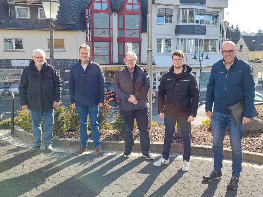 Auf dem Foto von links Rainer Kempf (Kreistagsmitglied), VG Brgermeister Gerrit Mller, Gnter Huhndorf (Beigeordneter der VG Wallmerod), Luca Huhndorf (Junge Liberale), Patrick Jung (Kreistagsmitglied). (Foto: FDP Hoher Westerwald)
