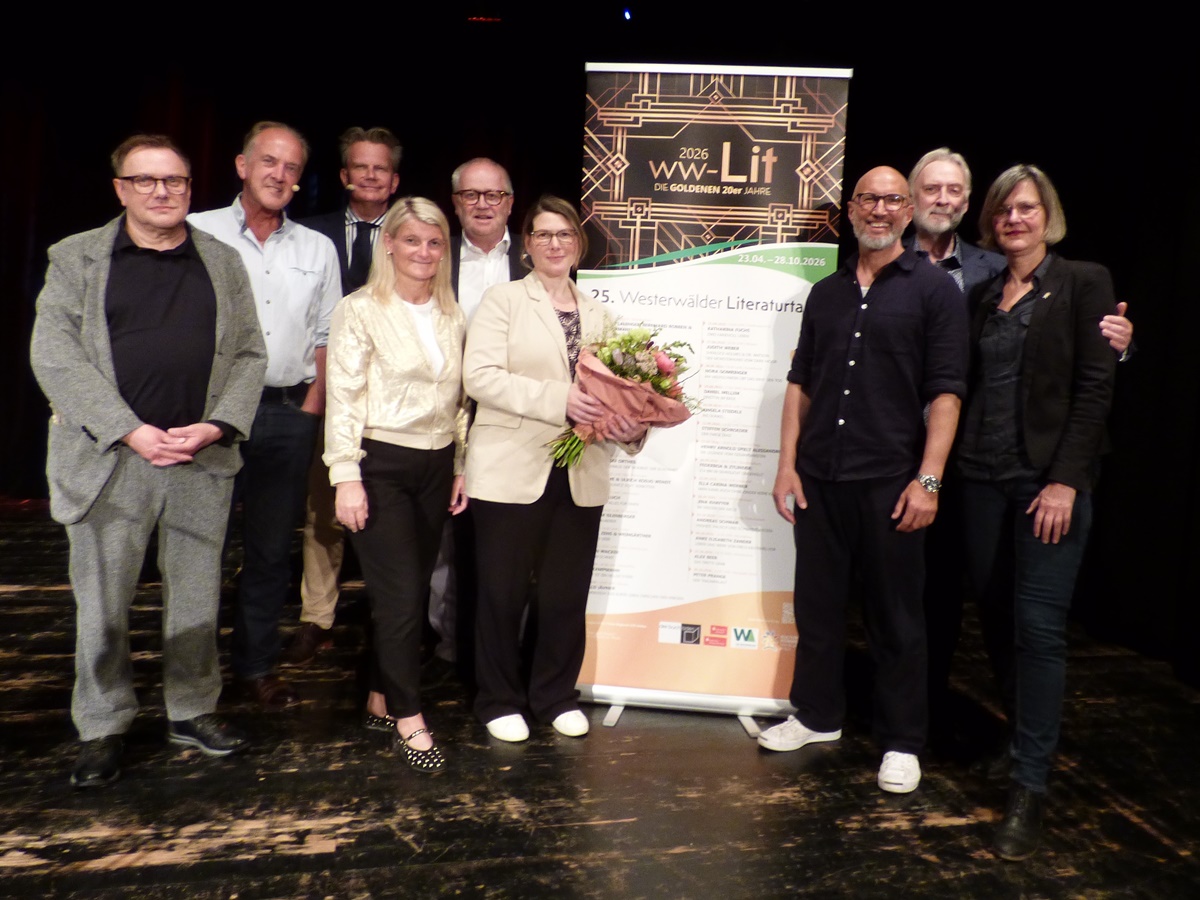 von links nach rechts: Michael Au (Kulturreferent Rlp), �bersetzer Bernhard Robben, Verleger Dr. Horst Lauinger, Sandra K�ster, Landrat Dr. Peter Enders, Programmleiterin Katharina Ro�bach, Benno F�rmann, Prof. Dr. J�rgen Hardeck (Kultur-Staatssekret�r) und Teneka Beckers (Gesch�ftsf�hrein Kultursommer Rlp) (Foto: Ulrike Puderbach)