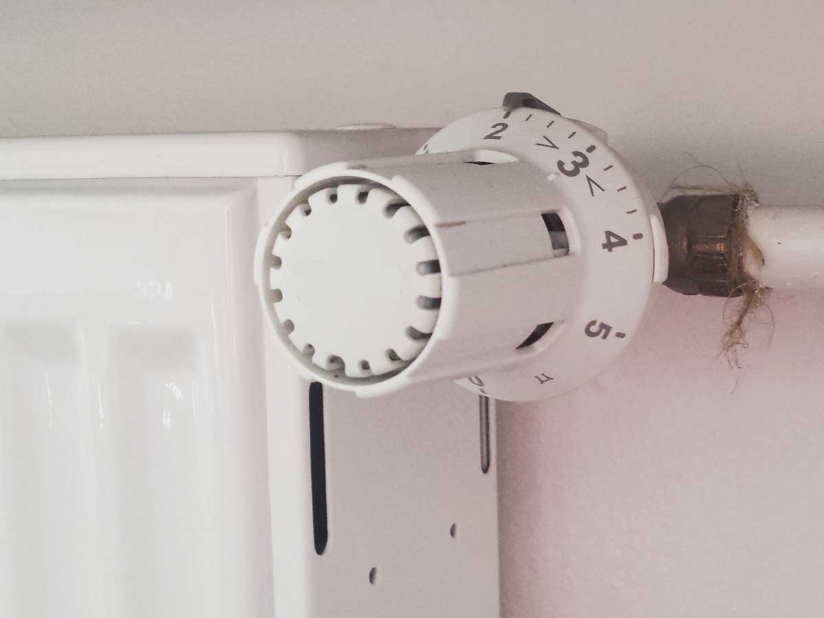 Ein Thermostatventil am Heizkrper. (Foto: Verbraucherzentrale RLP)
