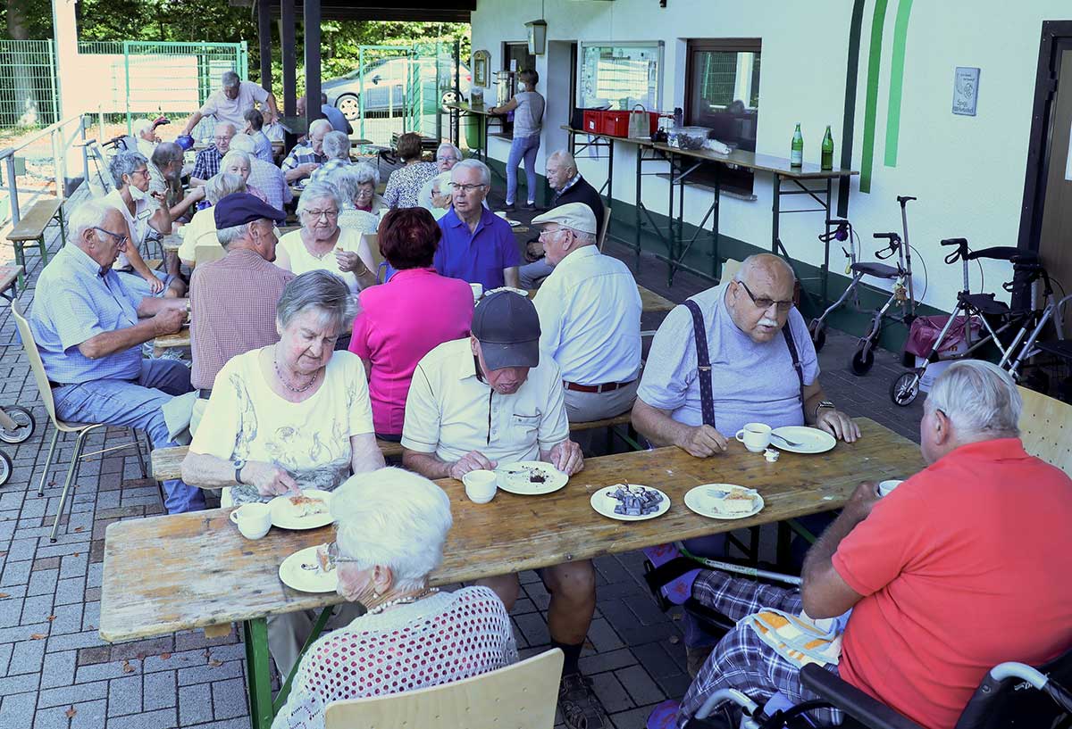 Der langjhrige frhere Heimleiter des Ignatius-Ltschert-Hauses im Buchfinkenland, Benno Heibel (in der Mitte im blauen Hemd) nach seinem Vortrag im Waldcaf im Gesprch mit den lteren "Buchfinken". (Foto: 555er)