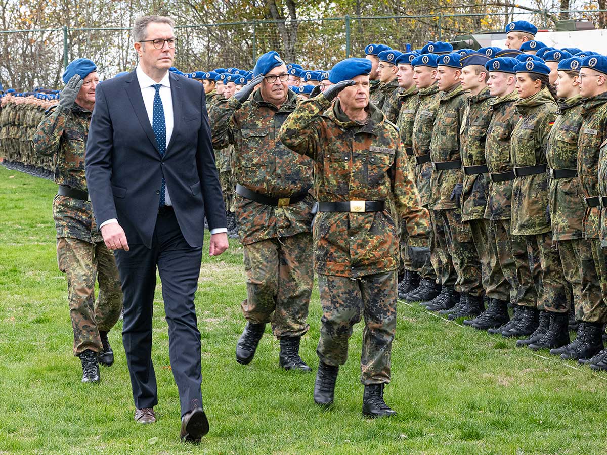 Auch Minister Alexander Schweitzer war zur Ehrung anwesend. (Foto: H. G. Hamich) 