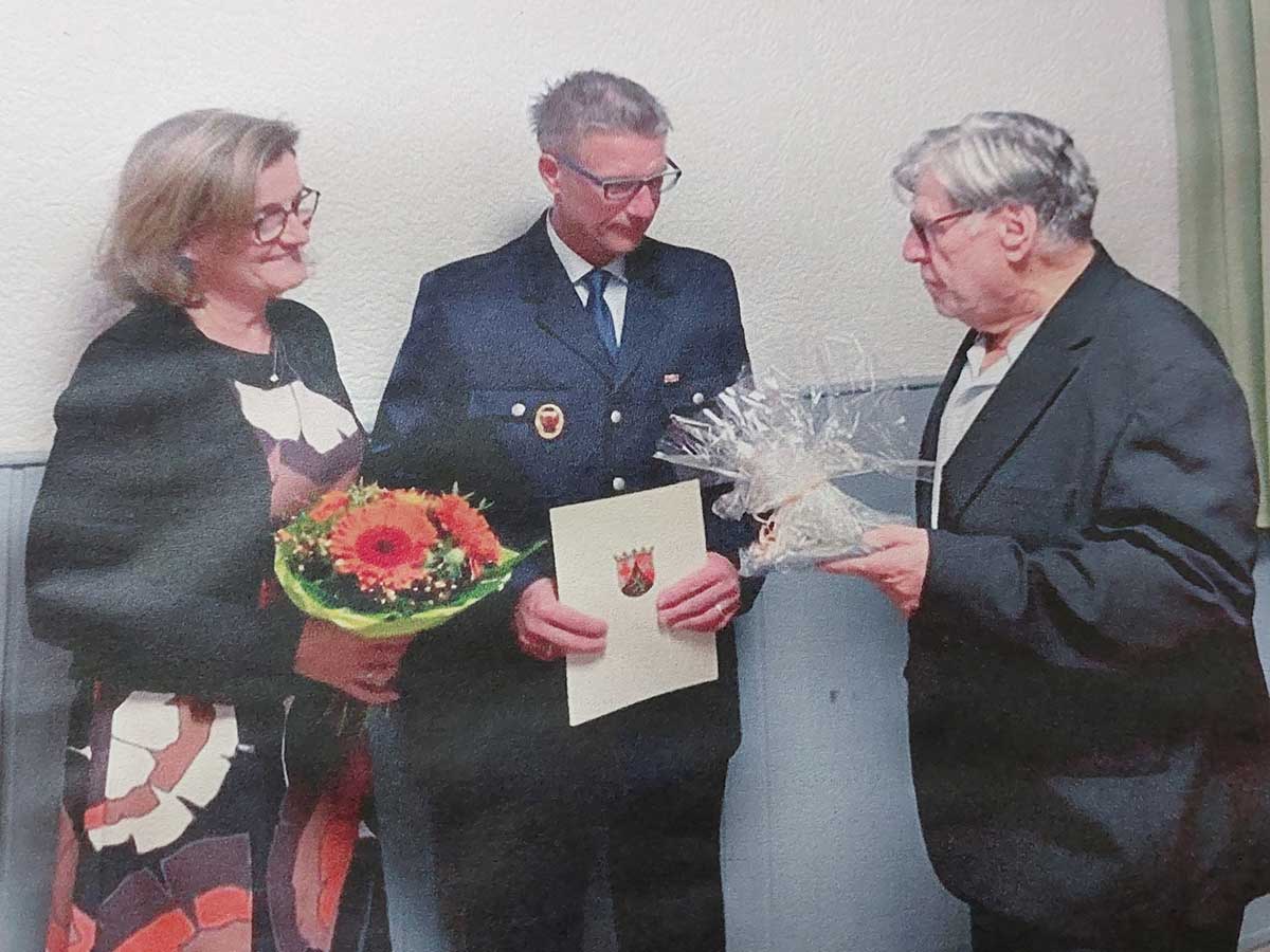 35 Jahre aktiver Dienst bei der Feuerwehr werden geehrt. (Foto: Roland Lorenz)