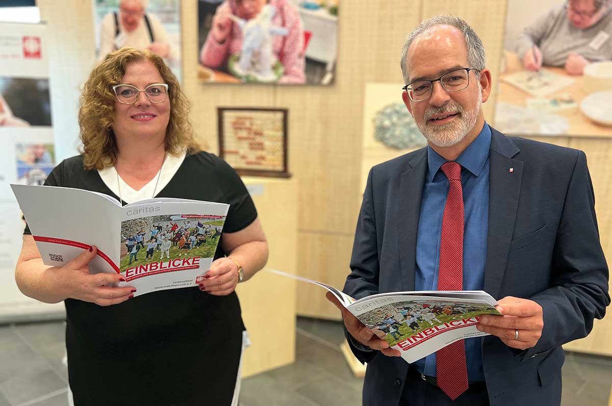 Die beiden Vorstnde Stefanie Krones und Frank Keler-Wei freuen sich ber das neue Jahresheft. (Foto: Caritas)