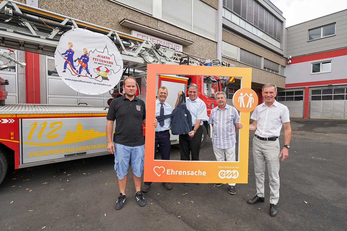 Norbert Rausch (evm) bergibt den Spendenbetrag zusammen mit Andree Stein, 1. Beigeordnete der Verbandsgemeinde Montabaur, an die begnstigten Vereine. (Foto: evm/Sascha Ditscher)