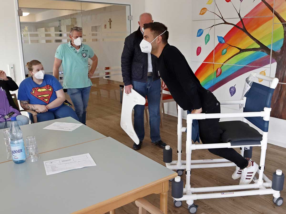 Die Gehwagen wurden eingewiesen und auf Herz und Nieren getestet. Hier wurde die Standfestigkeit auf die Probe gestellt. (Foto: Seniorenzentrum St. Franziskus)
