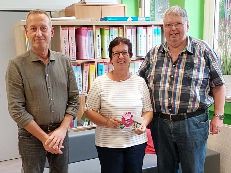 Der zweite Vorsitzende Klaus Kuhl (links) und der erste Vorsitzende des Frderkreises der Grundschule Hanno Steindorf (rechts) bedankten sich bei Maria Dehen-Rummel (Mitte) fr die hervorragende Zusammenarbeit in den letzten Jahren. (Foto: VG Selters)