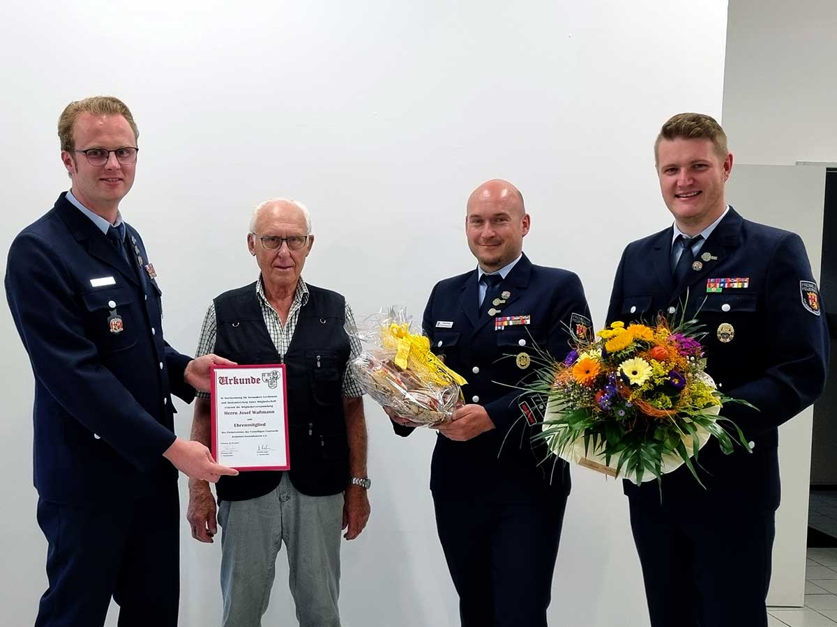 Von links nach rechts: Erster Vorsitzender Christian Fein, Ehrenmitglied Josef Wamann, Wehrfhrer Michael Pleitgen und Zweiter Vorsitzender Hendrik Kuhn. (Foto: Feuerwehr Krmmel-Sessenhausen)