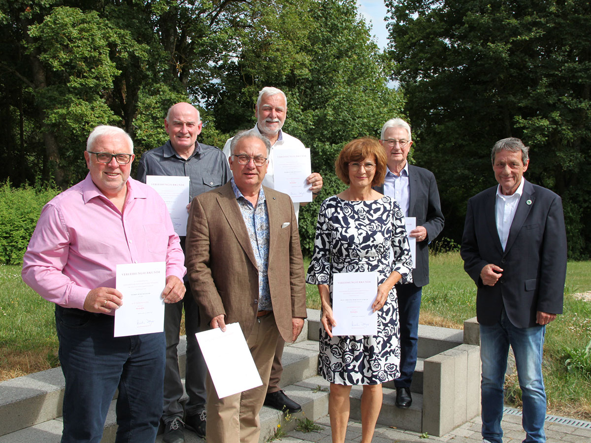 (v. l. n. r.) Rudi Keler,Thomas Josef Alt, Joachim Giehl, Eckhard Kilian, Christel Borgmann-Strunk, Harald Klein, Achim Schwickert. (Foto: Carolin Faller | Kreisverwaltung)