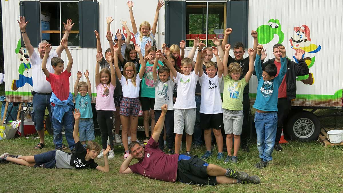 Kinder und Betreuer vor dem Landgnger. (Foto: Jugendpflege der VG Selters)