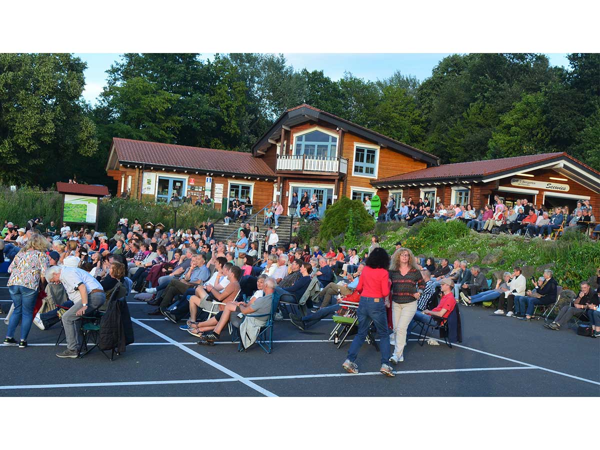 Klappstuhl an Klappstuhl genossen die Besucher das Konzert. (Fotos: Wolfgang Rabsch)