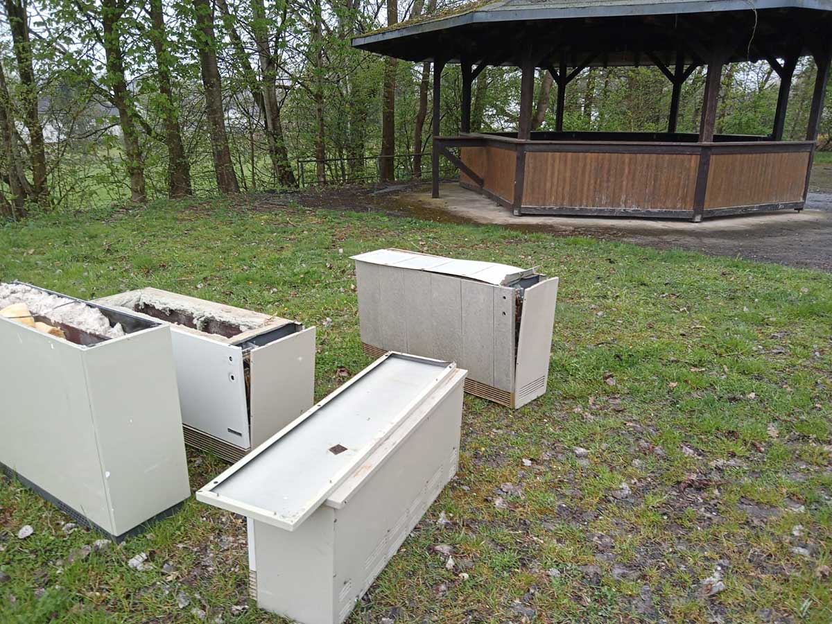 Am Feuerwehrgertehaus der Gemeinde Hattert wurden illegal asbesthaltige Nachtspeicherfen abgelagert  ebenso in Mndersbach am Parkplatz des Sportplatzes. (Foto: Peter Enders)