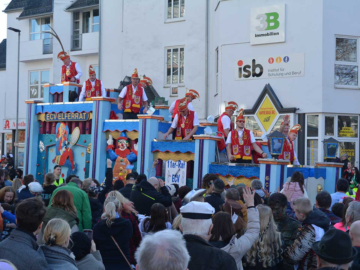 Der Karnevalszug lockte unzhlige Besucher in die Kreisstadt. (Fotos: Wolfgang Rabsch)