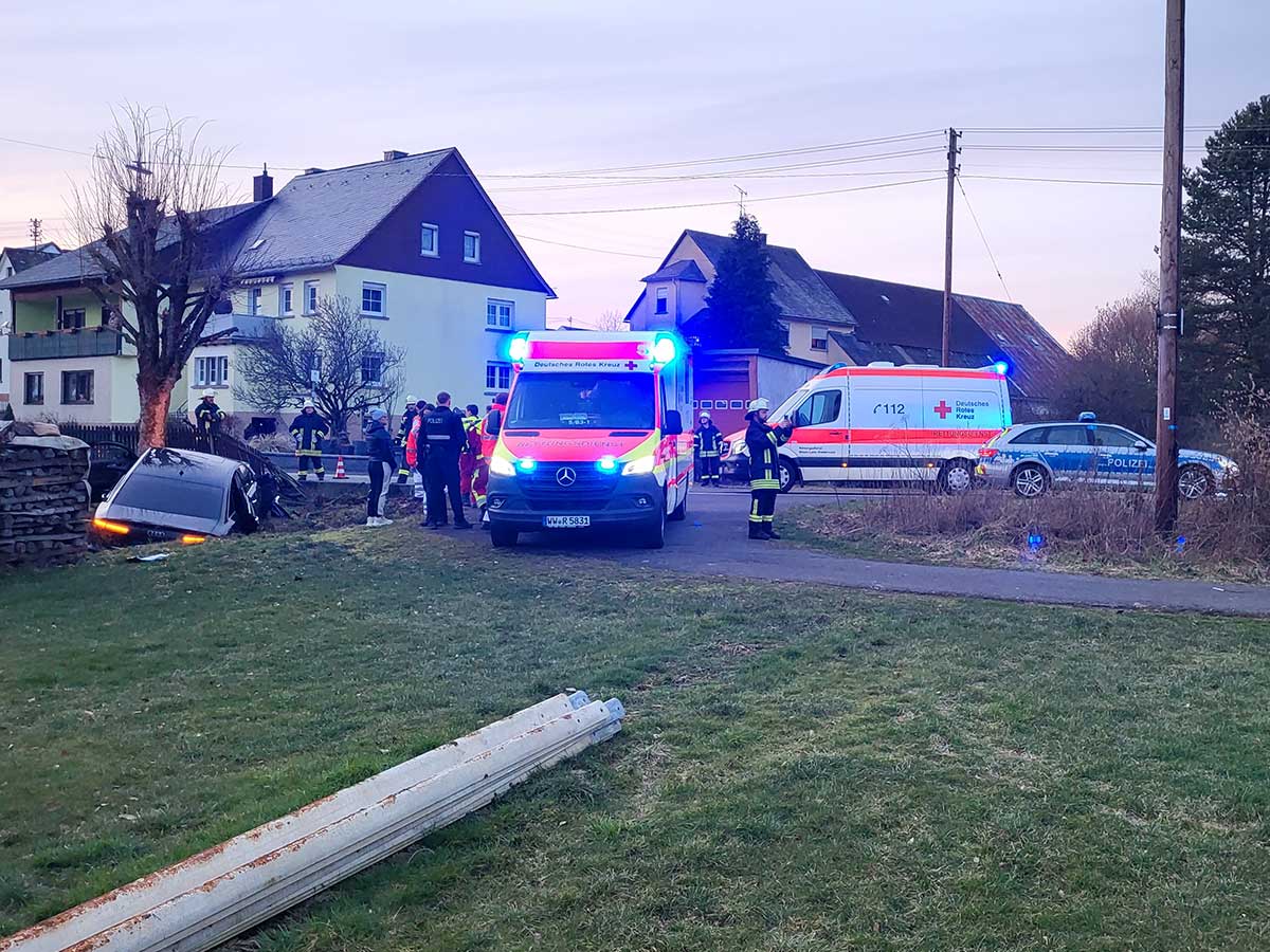 Erstmeldung: Schwerer Verkehrsunfall in Dreifelden