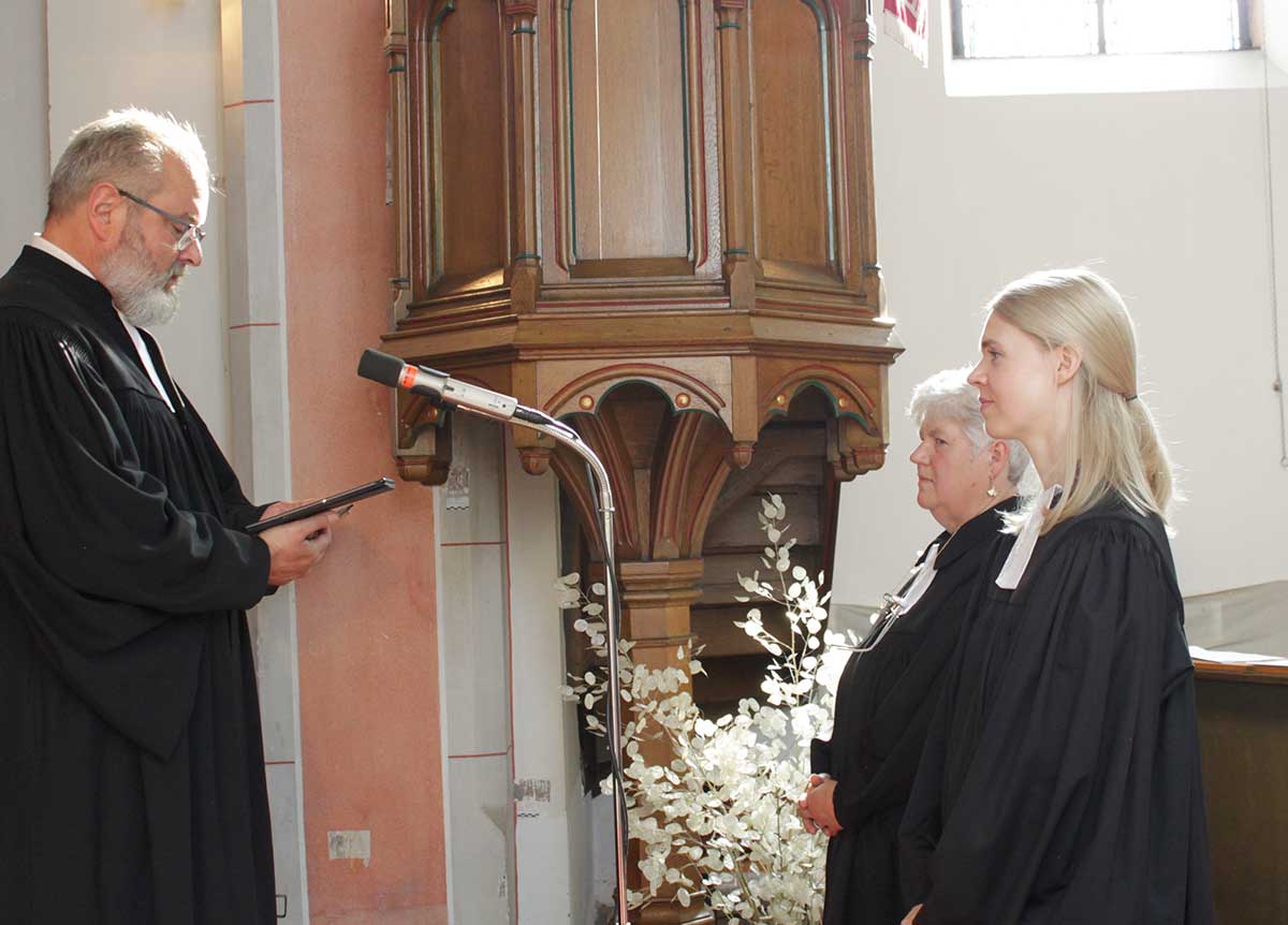 Dekan Dr. Axel Wengenroth hlt den Einfhrungsgottesdienst der Pfarrerinnen Sabine Jungbluth und Lisa Tumma. (Foto: Evangelisches Dekanat Westerwald)