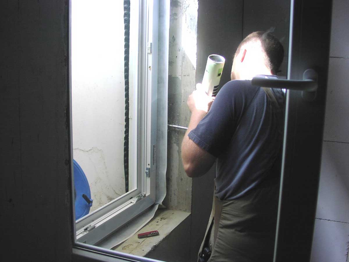 Montageschaum reicht beim Einbau neuer Fenster nicht aus - der Rahmen muss luftdicht in der Leibung verklebt werden. (Foto: VZ RLP)