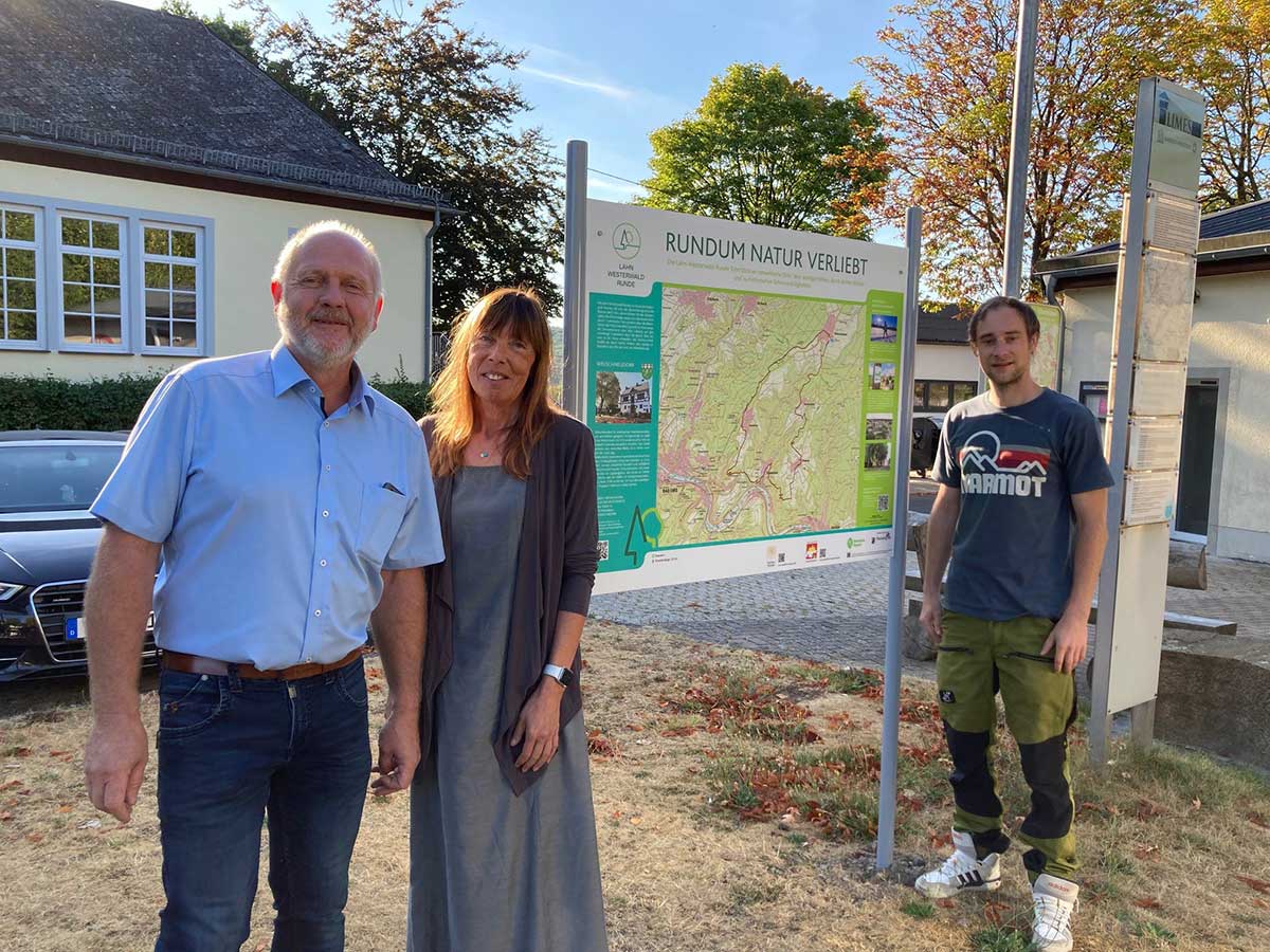 Ralf Heibel, Ortsbrgermeister Welschneudorf, Karin Maas von der Tourist-Information Montabaur und Stefan Eschenauer, Naturparkreferent des Zweckverbandes Naturpark Nassau, prsentieren die neue Portaltafel. (Foto: VG Montabaur)