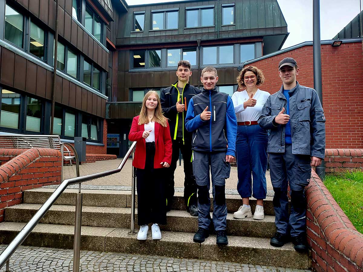 Die neuen Auszubildenden und Praktikanten. (Foto: VG Hachenburg)