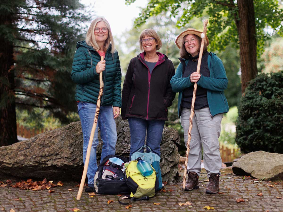 Sie wollen einen oder mehrere neue Pilgerwege durch den Westerwald schaffen (v. l.): Bettina Dreiseitel, Regina Kehr und Ricarda Schneider. Mit im Team, aber nicht auf dem Foto ist Bettina Kaiser. (Foto: Evangelisches Dekanat Westerwald)