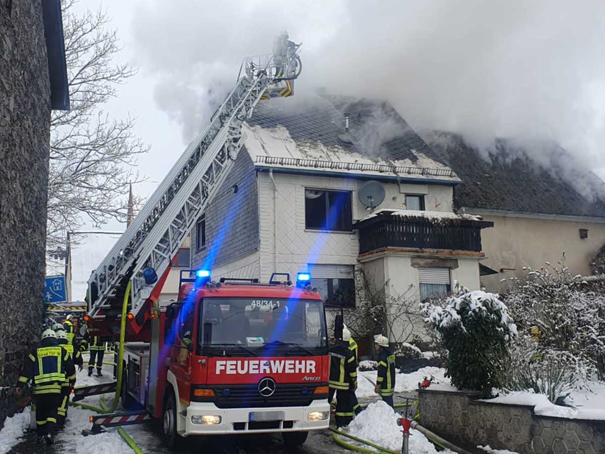 AKTUALISIERT: Scheunenbrand in Girod weitete sich auf Wohnhaus aus