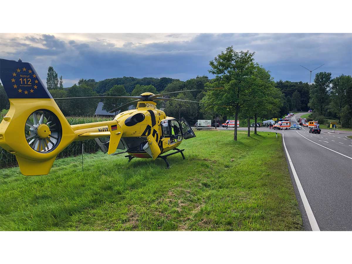 Die Unfallstelle mit dem Rettungshubschrauber. (Foto: Uwe Schumann)