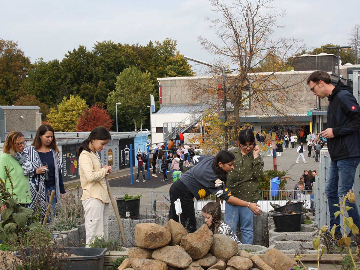 Im Schulgarten wird fleiig gearbeitet. (Foto: IGS)