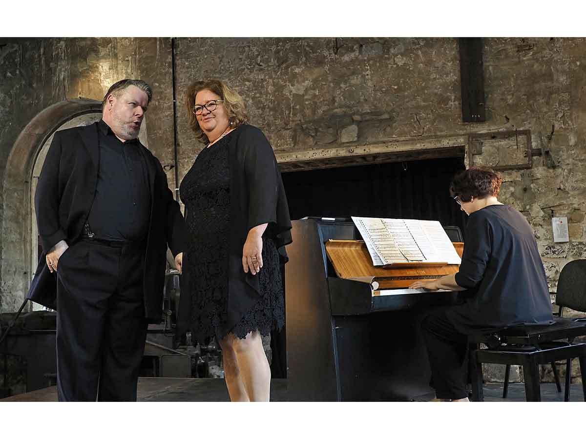 Stefan und Edda Sevenich prsentieren bekannte Songs in Begleitung von Angelika Achter am Klavier. (Foto: Tatjana Steindorf)