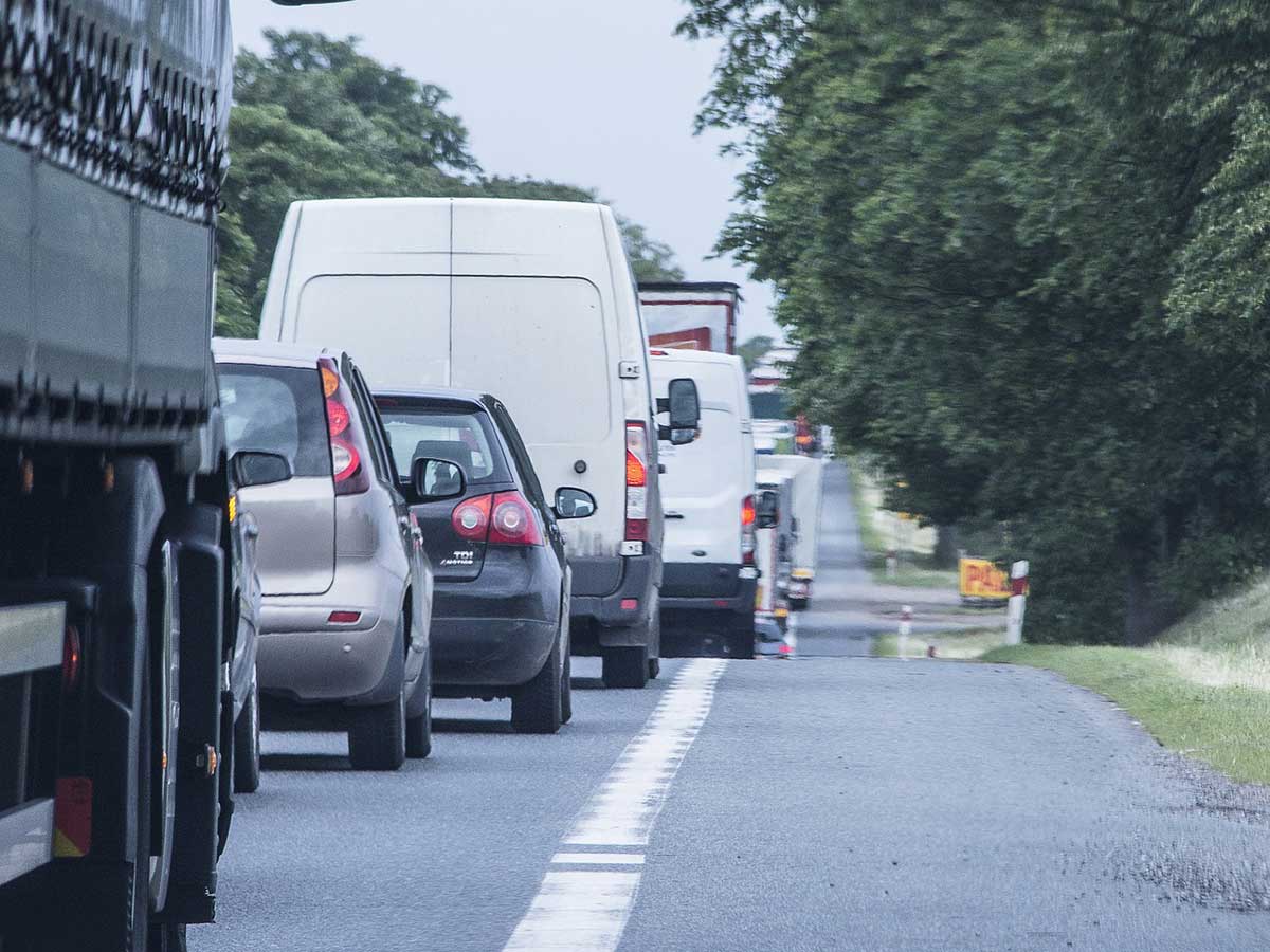 Hachenburg: Umgekippter Anhnger sorgt fr Verkehrsstau